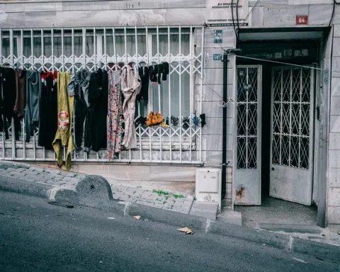 strada in salita con porta con panni stesi